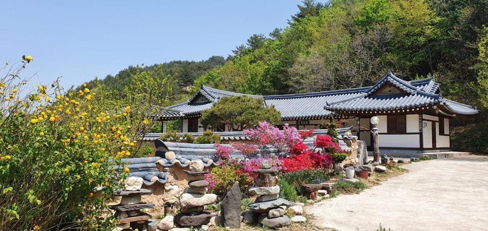 Gangneung Wangsangoal Hanok Pension Exterior foto